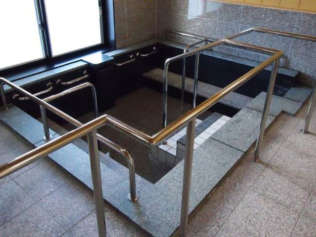 手すり付き浴槽の浴室
