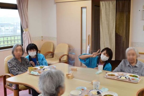 食卓の様子と食事