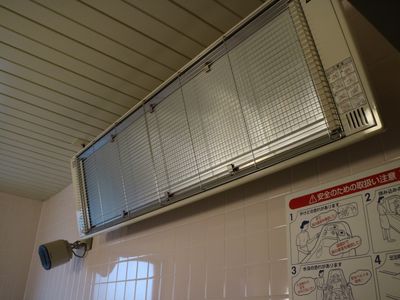 浴室のヒートランプと掲示物