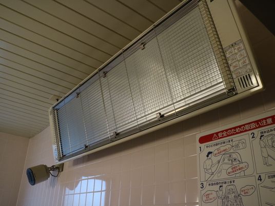 浴室のヒートランプと掲示物