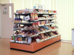 物品が並ぶ販売コーナー