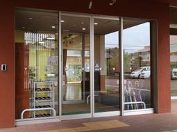 明るいエントランス風景