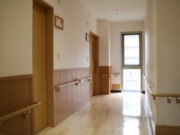 廊下の明るい光景