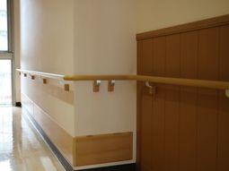 安全な通路の手すり