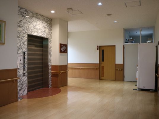 清潔な廊下とエレベーター