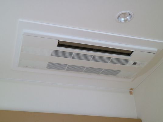 天井のエアコン設備