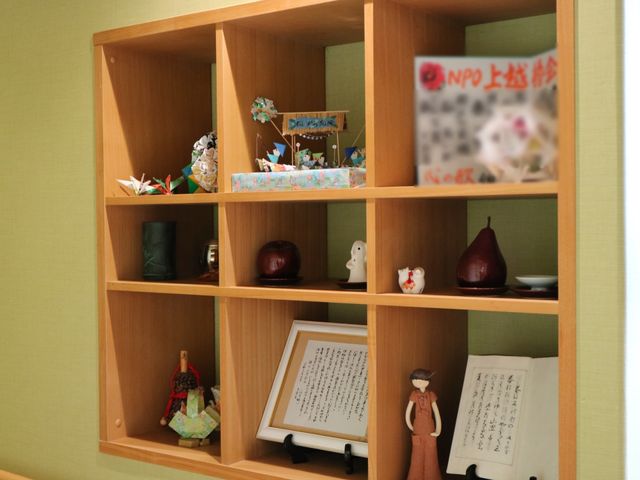 和風の飾り棚と小物 室内装飾 手入れが行き届いた棚には、心和む装飾品が並んでいます。