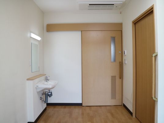 清潔なトイレ付き廊下