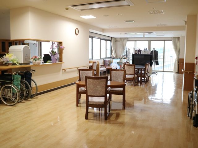 快適な共有ラウンジ リビングダイニング 広々とした空間で、利用者が食事や交流を楽しめる場所です。明るく居心地の良い環境が整っています。