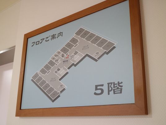 案内図が掲示された壁