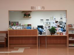 スタッフが働く受付カウンター