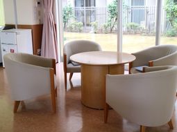 中庭が見える明るいラウンジ