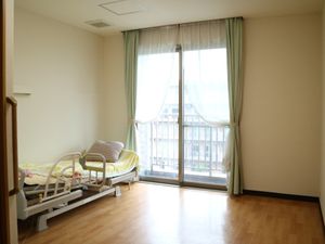明るい居室の窓付き
