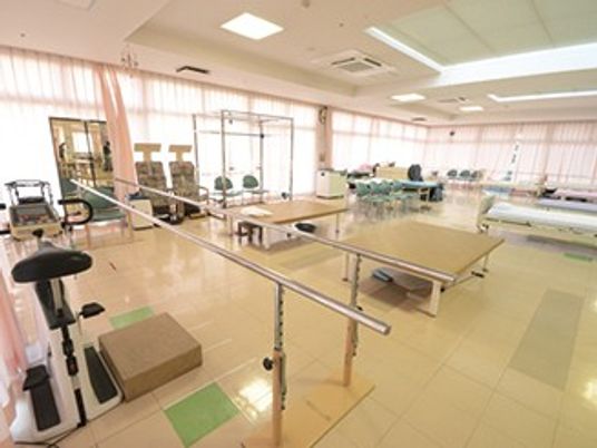 明るい機能訓練室  