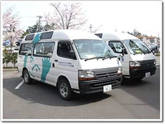 送迎車が並ぶ外観  