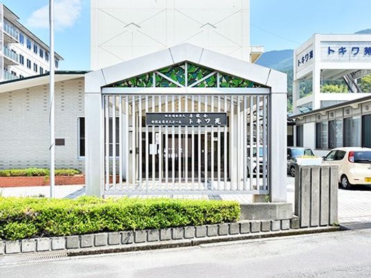 施設正面の門扉  