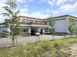 緑に囲まれた外観