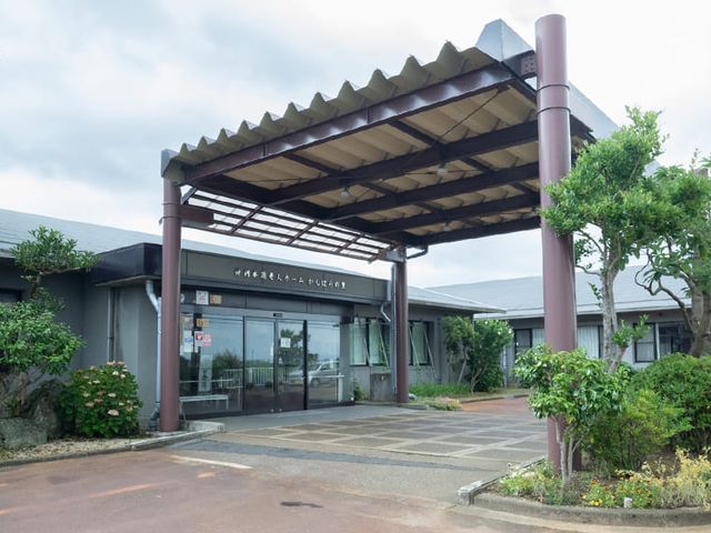 自然光が入る施設外観 外観 広々としたエントランスは、自然光が差し込む明るい空間です。豊かな緑に囲まれています。