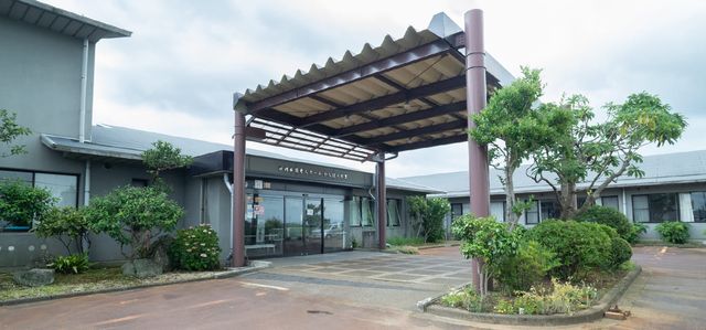 自然光が入る施設外観 外観 広々としたエントランスは、自然光が差し込む明るい空間です。豊かな緑に囲まれています。