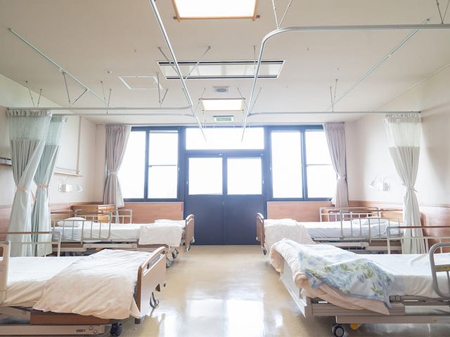 明るい4人部屋 居室 自然光がたっぷり入る居室です。ベッドが並び、快適に過ごせる環境が整っています。