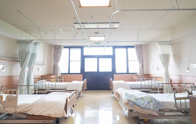 明るい4人部屋 居室 自然光がたっぷり入る居室です。ベッドが並び、快適に過ごせる環境が整っています。