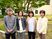 職員4人が並ぶ中庭  