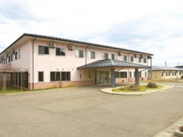 落ち着いた建物の外観 外観 落ち着いた色合いの建物です。周囲には広々とした駐車スペースが整っています。