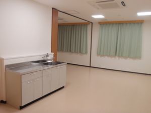 明るいキッチン設備