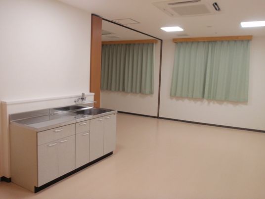 明るいキッチン設備