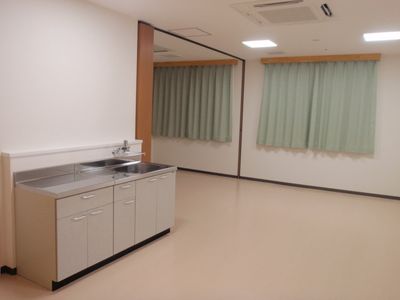 明るいキッチン設備