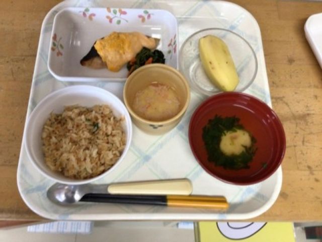 食事トレーの上 食堂 バランスの取れた食事が提供されており、栄養面にも配慮されています。