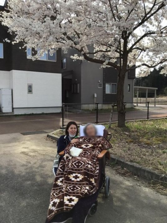 桜の下でリラックス