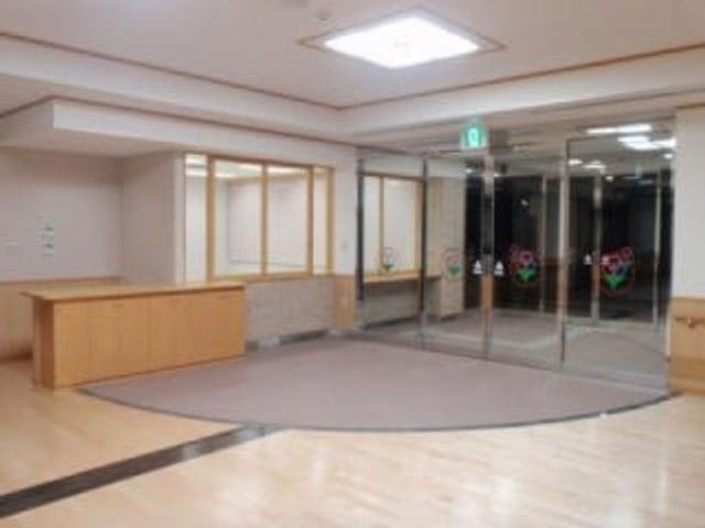 明るいロビー ロビー 木目調の床と明るい照明が心地よいロビーです。ガラスドアにより開放感が広がります。
