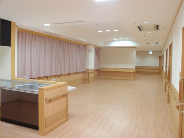 広々とした廊下 廊下 広々とした廊下は、車椅子でも通りやすく、安全に移動できます。温かみのある木目調のデザインです。