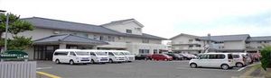 広い駐車場の施設