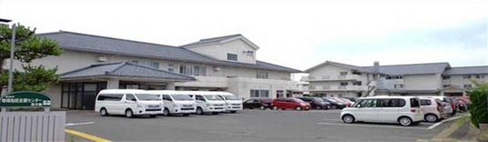 広い駐車場の施設