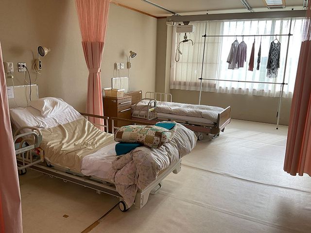 ゆったりとした居室 居室 自然光が入る明るい部屋で、快適に過ごせる設備が整っています。車椅子での移動もスムーズです。