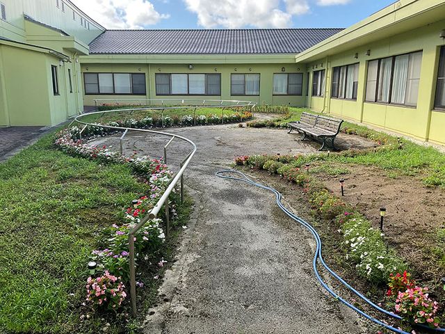 色鮮やかな庭園 庭 色とりどりの花が美しい庭園です。職員の方が快適にリフレッシュできる場となっています。