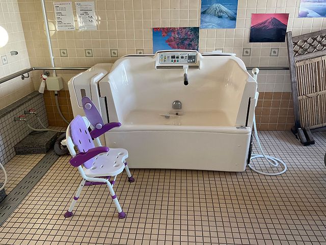 快適なバスタイム浴室 浴室   手すり付きの椅子がある浴槽です。安全で快適なバスタイムをサポートします。