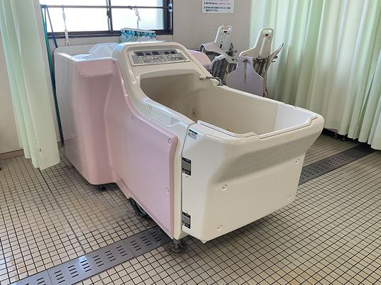ピンクの特殊な浴槽
