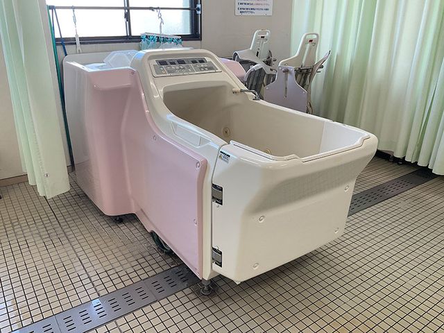 ピンクの特殊な浴槽 浴室 快適で安全な介護入浴をサポートする設備です。スタッフも安心して操作が可能です。