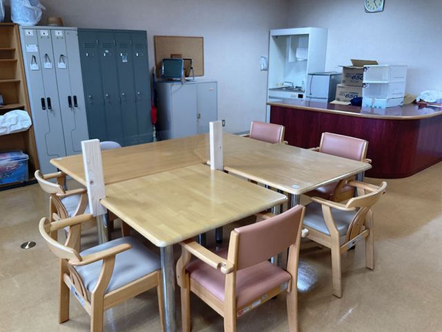昼食の準備をする部屋 ダイニングルーム 広々としたスペースには、多くの椅子と机が設置され、快適なランチタイムが過ごせます。