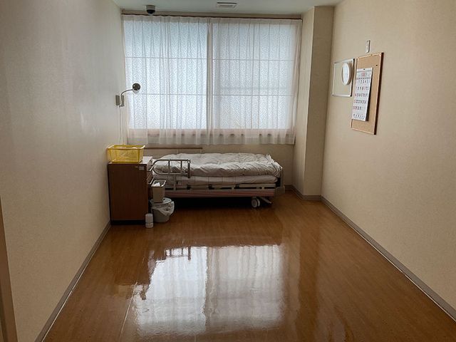 明るい個室の居室 居室   広々としたプライベートルームで、静かにくつろぎながら過ごせます。自然光が差し込む空間です。