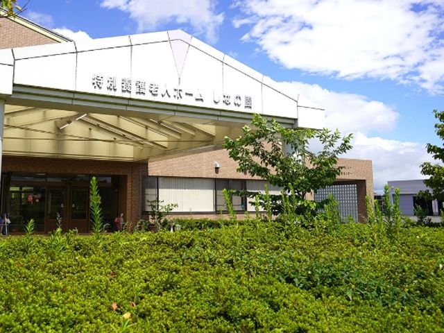 施設の外観 外観 開放的で緑豊かな空間が広がり、心地よい雰囲気を感じることができます。