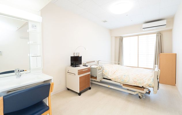 明るい個室の居室  