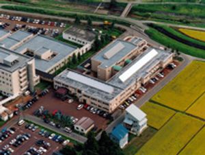 緑に囲まれた建物外観