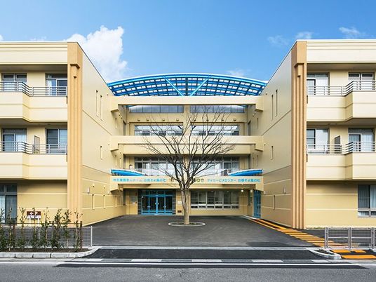 建物の正面外観  