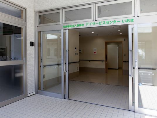 ガラス張りの入口