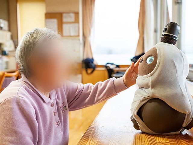 温かみのある内観 内観 優しい雰囲気のなかで、穏やかに交流を楽しむ様子が感じられます。自然な光が差し込む空間です。