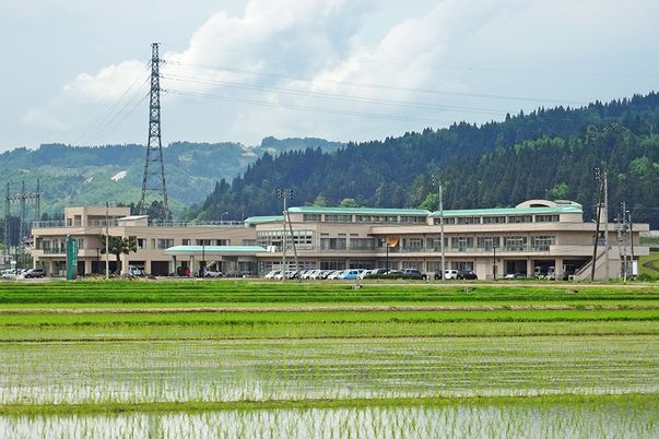 自然に囲まれた外観